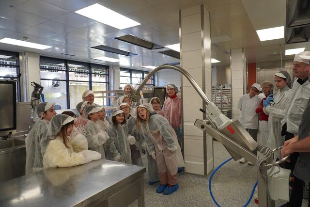 Auf einer Erkundungstour im Wohnheim Reichenau erfahren die Kinder der VS Alt Wilten wie ihr Mittagessen zubereitet wird.  | Foto: Alicia Martin Gomez