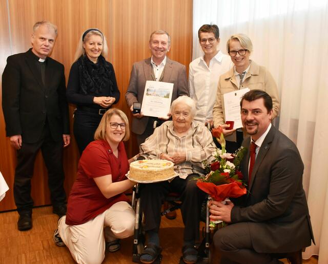 Bei der Feier: 1. Reihe: Petra Mader, Jubilarin Hermine Fröhlich und Rainer Hirschmann
2. Reihe: Pfarrer Friedrich Mikesch, Margit Biedermann, Josef Ramharter, Roswitha Astner und Manuela Herzog (jeweils v.l.) | Foto: PBZ Waidhofen/Thaya