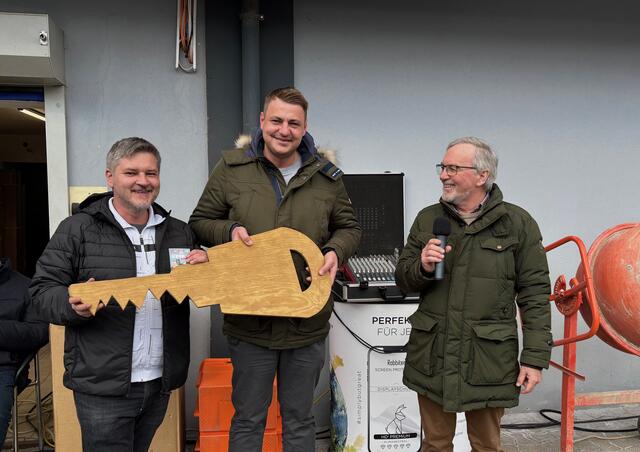 Michael Scherwitzl (links) freute sich, den "Autoschlüssel" an Hauptpreisgewinner Gerd Zadnjak überreichen zu können, Raimund Grilc (rechts) moderierte die Live-Ziehung der Schlussverlosung. | Foto: MeinBezirk.at