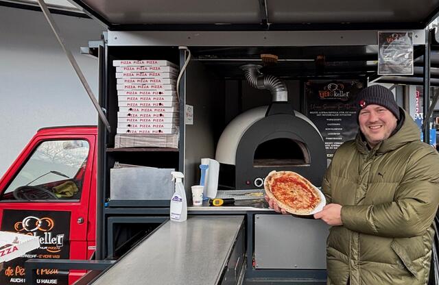 "Teigkeller" Samuel Schubel war mit seiner Pizza-Ape vor Ort. | Foto: MeinBezirk.at