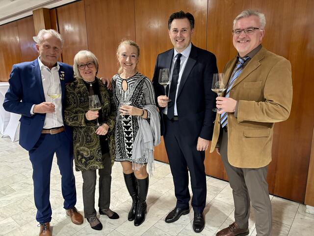 GR Rudi Hrubisek mit Gertrud Krempl, Apothekerin Heike Weißmann-Ouimet sowie den Direktoren der Raiffeisenbank Leibnitz Andreas Draxler und Peter Wippel. (v.l.) | Foto: MeinBezirk/Fischer/Gady