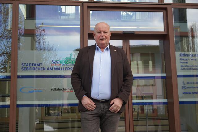 Seekirchens Bürgermeister Konrad Pieringer vor dem Stadtamt. | Foto: Emanuel Hasenauer