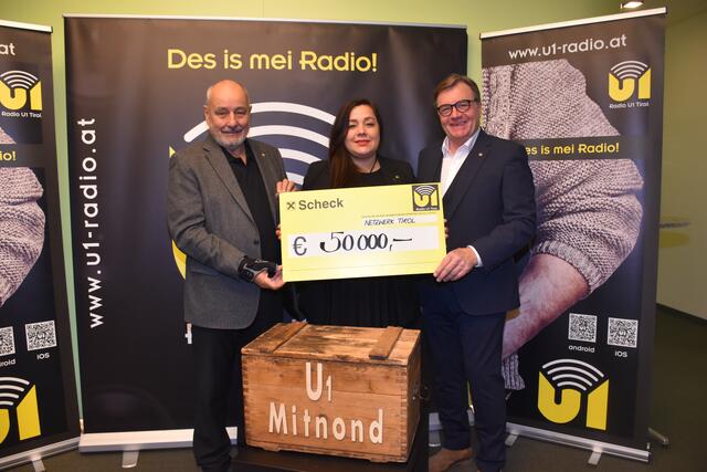 Herbert Peer und Günther Platter mit U1-Geschäftsführerin Tina Winkler bei der Scheckübergabe.  | Foto: Haun