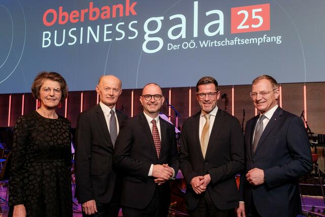 V. l.: Moderatorin des Abends Christine Haiden, Oberbank-Generaldirektor Franz Gasselsberger, Linz‘ geschäftsführender Vizebürgermeister Dietmar Prammer, Deutscher Bundesminister a. D. Karl Theodor zu Guttenberg, Landeshauptmann Thomas Stelzer. | Foto: Eric Krügl