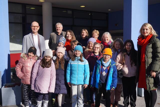 Die Kinder der VS Alt Wilten zusammen mit ihrer Direktorin Gerlinde Wright, Vizebürgermeisterin Elisabeth Mayr, Diätologin Birgit Thaler, ISD Bereichsleiter Thomas Stricker und ISD Geschäftsführer Hubert Innerebner.  | Foto: Alicia Martin Gomez