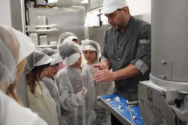 Die Maschinen nehmen den Köchinnen und Köche zum Teil das portionieren ab.  | Foto: Alicia Martin Gomez