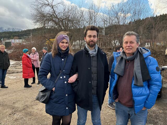 Verfolgten ebenfalls gespannt die Ziehung (von links): Viktoria Koberer, Bezirksleiter Christopher Polesnig von der Kärntner Landesversicherung und Geschäftsstellenleiter Gerhard Gruber von den RegionalMedien Völkermarkt | Foto: MeinBezirk.at