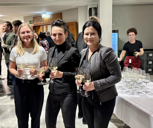 Das fleißige Empfangskomitee: Irmgard Tinnacher, Michaela Jurschitz und Andrea Uhl (Hintergrund Michaela Reiterer) (v.l.) | Foto: MeinBezirk/Fischer/Gady