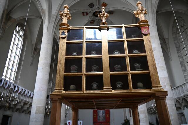 In der Kirche der Reliquienschrein