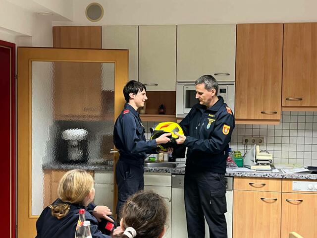 Überreichung des Einsatzhelms: Felix Nehrer und Christian Bartl (r.) | Foto: FF Waidhofen/Thaya