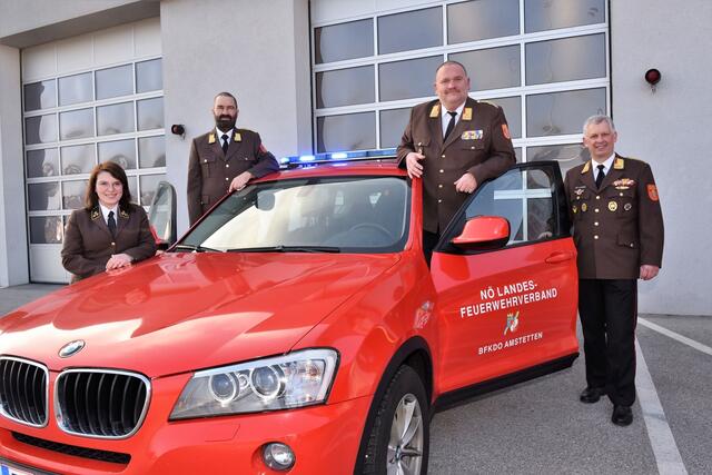 Bezirksfeuerwehrkommandant Rudolf Katzengruber (2. v. r.), sein Stv. Josef Fuchsberger (r.), Leiter des Verwaltungsdienstes Florian Kammerhuber und Melanie Kriegler vom Verwaltungsdienst. | Foto: Bfkdo Amstetten