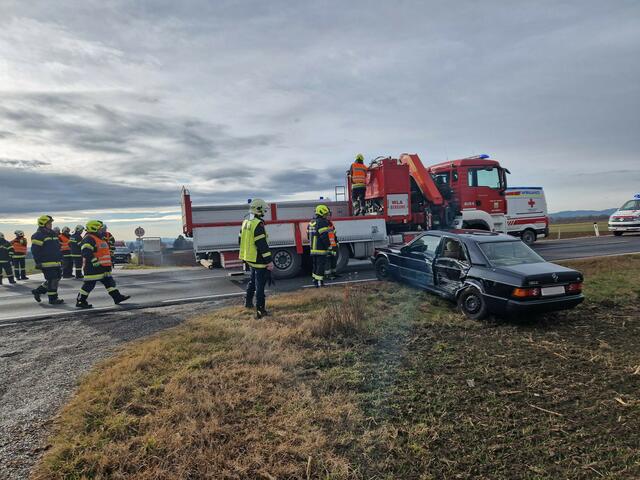 Bei Eintreffen des ersten Fahrzeuges der Feuerwehr Feuersbrunn wurden alle Fahrzeuginsassen bereits vom Rettungsdienst versorgt. | Foto: FF Grafenwörth