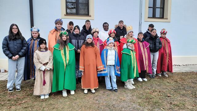 Die Sternsinger aus Weingraben mit Pfm. Basil Ikechukwu Obiekii.  | Foto: Lapatschek Maria
