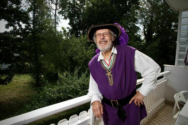 Nach dem Interview zog Fritz extra seine Gewandung an, um ein tolles Foto zu machen.  | Foto: MeinBezirk.at