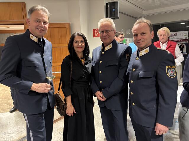 Gut bewacht: Birgit Egger unter Polizeischutz von Peter Neger, Bernd Schwarz und Klaus Reiterer (v.l.) | Foto: MeinBezirk/Fischer/Gady