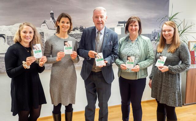 Maria Vonwald-Kahrer, Agnes Bergler-Stelzl (beide Frühe Hilfen), Bürgermeister Klaus Schneeberger, Doris Hailzl (Gruppenleiterin Behördenverwaltung) und Laura-Maria Haberl (Gruppenleiterin Gesundheitsamt). | Foto: Stadt Wiener Neustadt/Maurer
