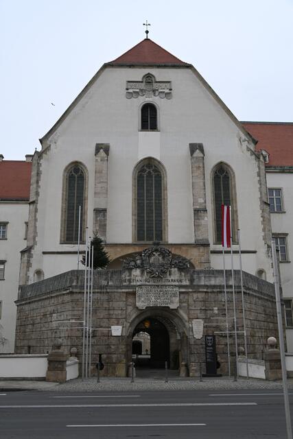Militärakademie, St. Georgskathedrale
1. Das Grab Kaiser Maximilians befindet sich in der Kirche, also im ersten Stock "zwischen Himmel und Erde"
2. Die früher einzige Einfahrt in die Burg war unter der Kirche, sodass Fuhrwerke nur unter der Kirche zufahren konnten