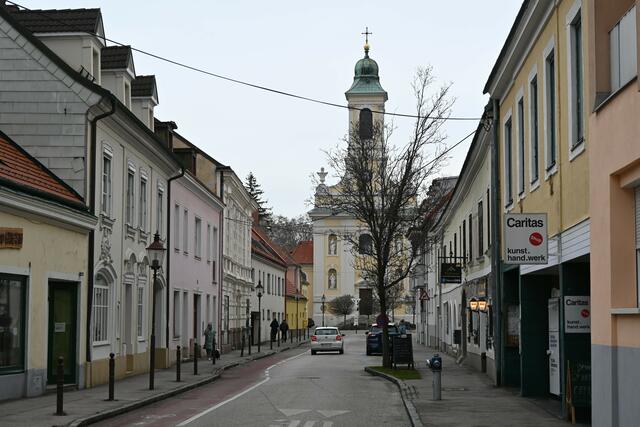 Sankt Leopold, Wiener Straße,
vom Haus ohne Nägel fand ich aber keine Spuren