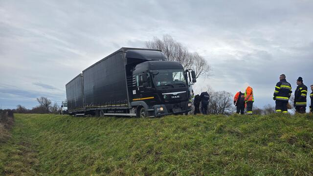 Der Fahrer des Lkw verließ sich fälschlicherweise auf sein Navigationsgerät und blieb auf einem Hochwasserdamm stecken. | Foto: Feuerwehr Mogersdorf-Ort