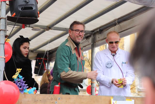 Faschingsumzug Enns 2024: Der Bürgermeister verteilt Süssigkeiten | Foto: Herbert Stocker