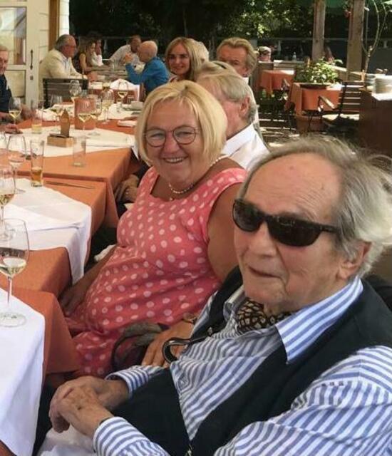 Fini Schmid aus Gallspach und Otto Schenk bei der Seewirtin. Schenk feierte seinen 90. Geburtstag. | Foto: Schmid