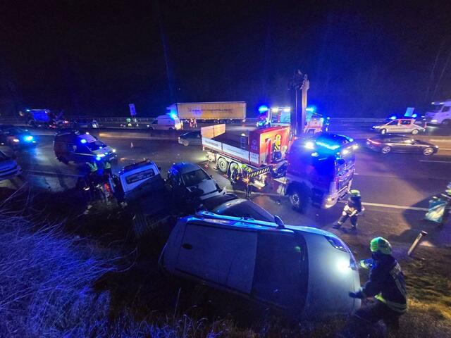 Ein Autotransporter war auf der A1 verunglückt.  | Foto: Bfkdo Amstetten/FF St. Valentin