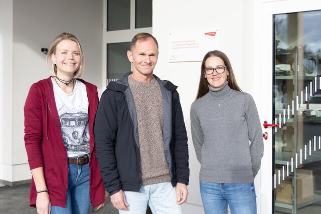 Die Jugend am Werk-Teamleitung am Standort in Gleinstätten im Bild (v.l.n.r.): Anna Eberhardt, Harald Weber und Petra Tertinek-Povoden. | Foto: Jugend am Werk Steiermark/Wilfried Mörtl