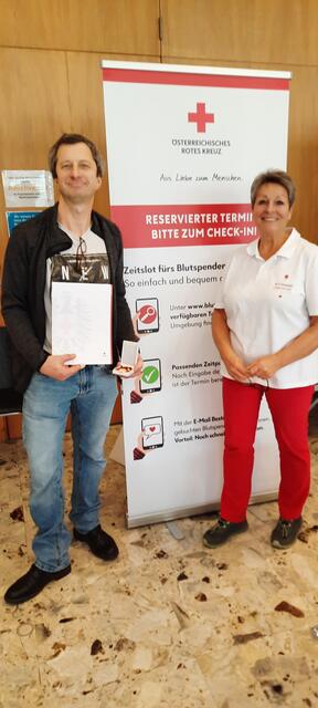 Rotes Kreuz Mitarbeiterin Monica Wildam übergibt die goldene Medaille und Urkunde an Alexander
Keller. | Foto: RKNÖ/ Bezirksstelle Baden