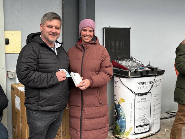 Auch zwei Überraschungspreise wurden bei der Schlussverlosung gezogen und konnten an zwei glückliche Gewinnerinnen übergeben werden – der zweite Preis war ein nagelneues iPhone 16. | Foto: MeinBezirk.at