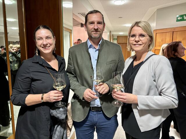 Sabine Gritsch und Brigitte Gartler im Gespräch mit Walter Semlitsch. | Foto: MeinBezirk/Fischer/Gady