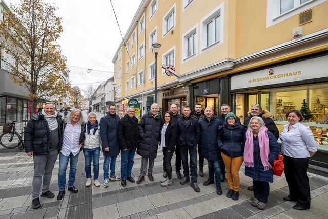 Bürgermeister Klaus Schneeberger, Gemeinderat Christian Hoffmann und Gemeinderat LAbg. Philipp Gerstenmayer machten sich mit Vertretern der Wien-Süd, ausführenden Baufirmen sowie Mieterinnen und Mietern ein Bild von der fertigen Sanierung. | Foto: Stadt Wiener Neustadt/Weller