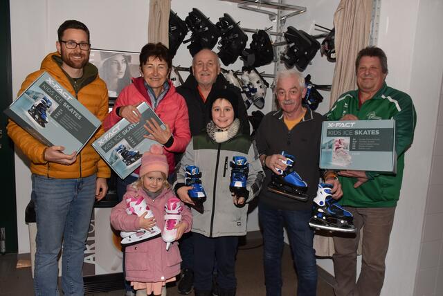 Eislaufschuhe gratis zum Entlehnen in der Eisarena Pabneukirchen. Matthias Hochgatterer, Christa Hochgatterer, Gottfried Hochgatterer, Karl Heindl und Oberschützenmeister Karl Tremetsberger.  | Foto: Zinterhof