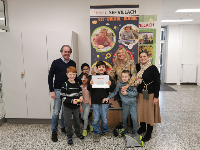 Grenzlandchor Obmann Stefan Marko (l.) übergab die Spende an Direktorin Orsola Caldera. | Foto: Grenzlandchor Arnoldstein