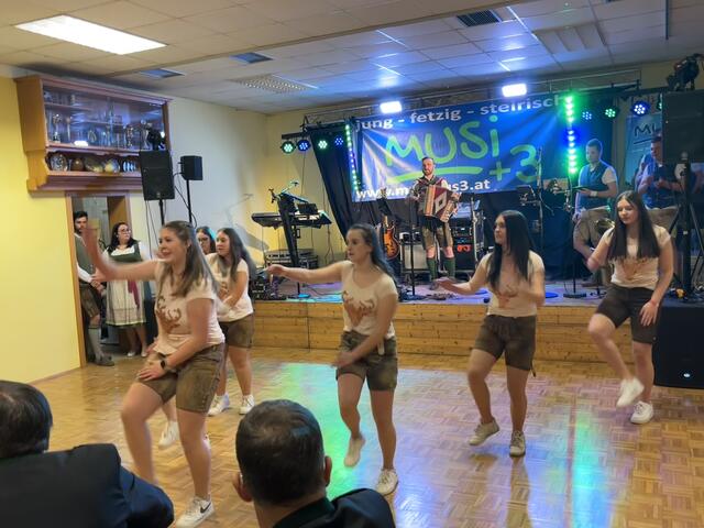 Die "Oswalder Mini-Plattler zeigen noch einmal, was sie drauf haben. | Foto: Veronik