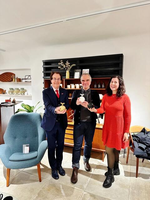 Saubermacher-Gründer Hans Roth (li) mit Dominik Harborth und Barbara Sieber-Vandall mit der Spieluhr „Mozartkugel“. | Foto: privat