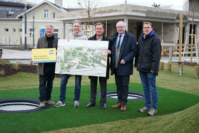 v.l. Wolfgang Grill/Dorf- und Stadterneuerung, 1. Vize-Bgm. Norman Pigisch, Bgm. Herbert Janschka, Landeshauptfrau-Stellvertreter Stephan Pernkopf und Fritz Hudribusch/Leiter des Bauamts. | Foto: Heidi Gaganas