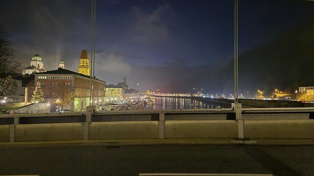 03.12.2024 Blick von der Brücke auf Passau