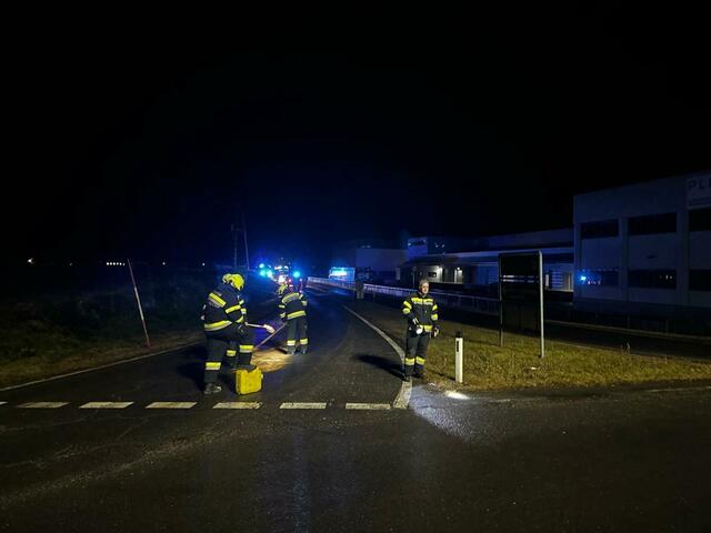 Die Feuerwehr bei der Einsatzstelle nach dem Unfall. | Foto: Feuerwehr St. Peter-Spittal