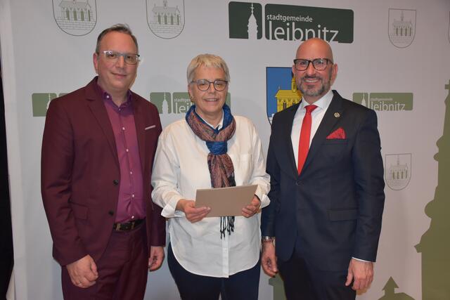 Ehrung in Silber: Bürgermeister Michael Schumacher mit Brigitte Hösele-Klingenberg und Vizebürgermeister Berndt Hamböck (v.l.) | Foto: MeinBezirk/Fischer/Gady