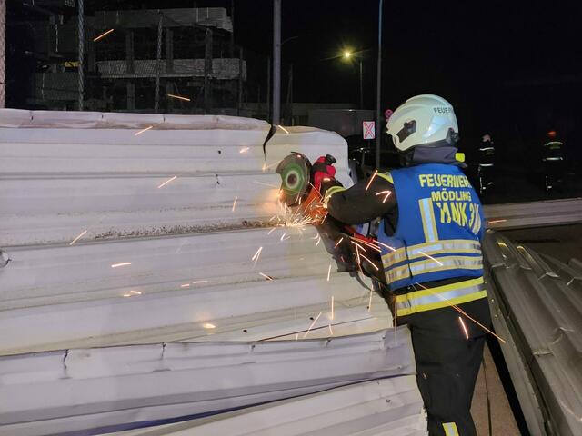 Teile des Dachs mussten von der Feuerwehr zerlegt werden. | Foto: ffmoedling.at