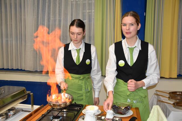 Bei Lea und Lena wurde flambiert. | Foto: Michael Strini