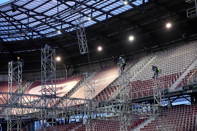 Waghalsige Abbauarbeiten im Wörthersee Stadion