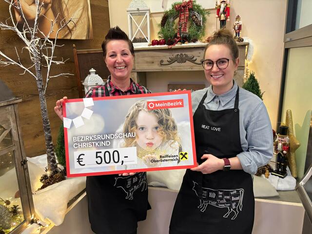 Chefin Eva Leibetseder mit Tochter Franziska bei der symbolischen Spendenscheckübergabe. | Foto: MeinBezirk