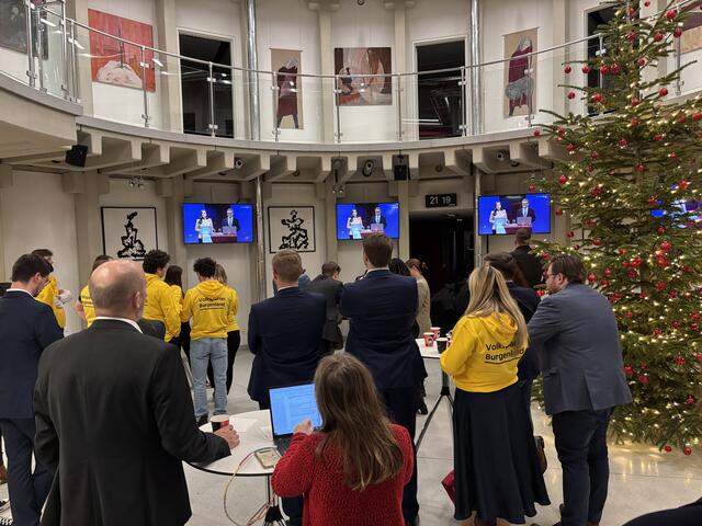 Medienleute und Parteifunktionäre konnten die Live-Aufzeichnung in der ORF-Aula mitverfolgen. | Foto: Tscheinig