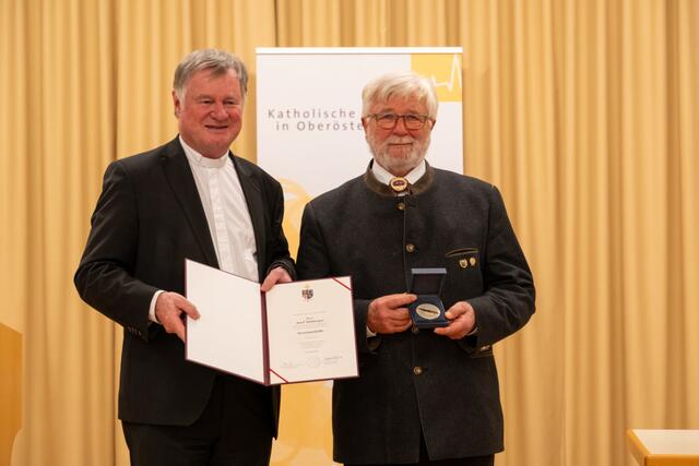 Josef Sulzberger aus Perwang erhielt die Severin-Medaille. | Foto: Diözese Linz/Johannes Kienberger