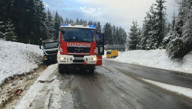 Lkw im Graben (links) | Foto: Feuerwehr St. Michael ob Bleiburg