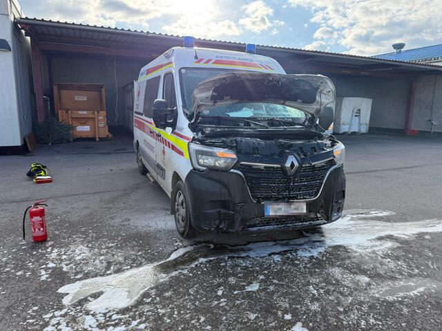 Während der Bergung begann der Motorraum des Rettungsfahrzeugs plötzlich zu brennen.  | Foto: DOKU-NÖ