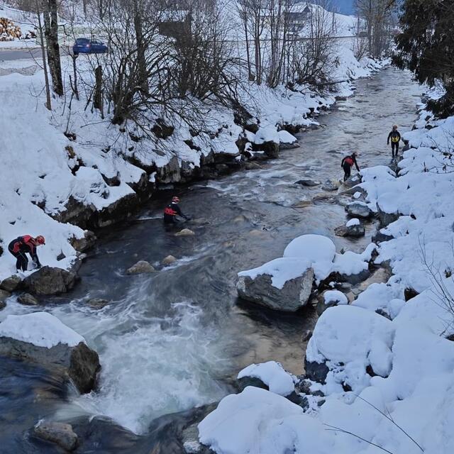 Das Gebiet in und um die Saalach wurde nach einer vermissten Person abgesucht. | Foto: Wasserrettung Mittersill