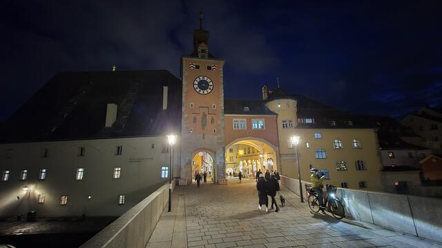 04.12.2024 Danach ein Abendspaziergang über die steinerne Brücke .
