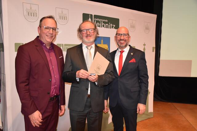 Ehrenzeichen in Gold: Bürgermeister Michael Schumacher mit HR Günter Schweigler und Vizebürgermeister Berndt Hamböck (v.l.) | Foto: MeinBezirk/Fischer/Gady